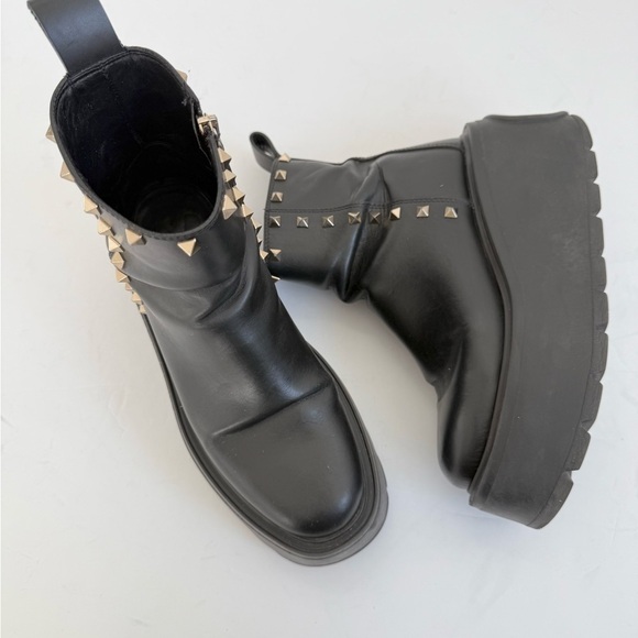 Valentino Garavani Black Leather V logo uniqueform calfskin ankle boots EU 37.5 - Picture 6 of 13
